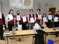 Žáci třídy CU2 po absolvování baristického kurzu drží mezinárodní certifikát