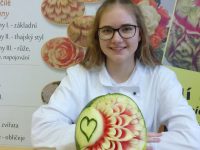 Jiná žákyně CU1 při carvingovém kurzu ozdobně vykrájela meloun