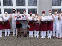 5-žáci a paní učitelky posílají pozdrav našim zdravotníkům